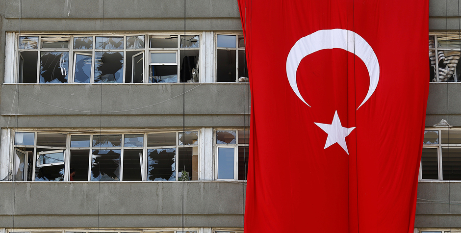 Turkish lira rises 3 pct vs dollar, extends bounce after coup fails