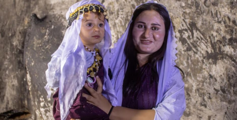 Fidèles yézidis à Lalesh, un important lieu de pèlerinage dans les montagnes du nord de l'Irak (crédit : SOS Chrétiens d'Orient)